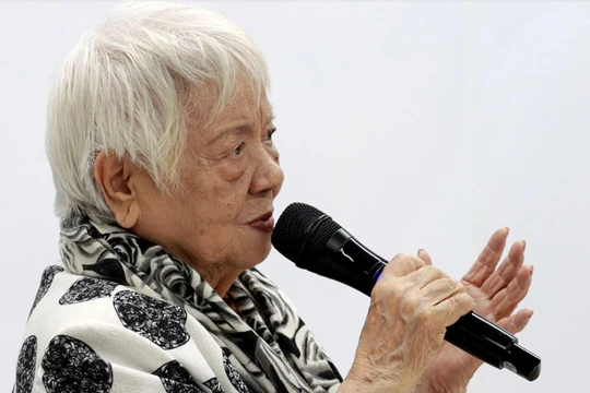 Đạo diễn Nguyễn Thị Xuân Phượng đang kể lại những ngày không thể quên ở tuyến lửa Vĩnh Linh, Quảng Trị. Ảnh: BT