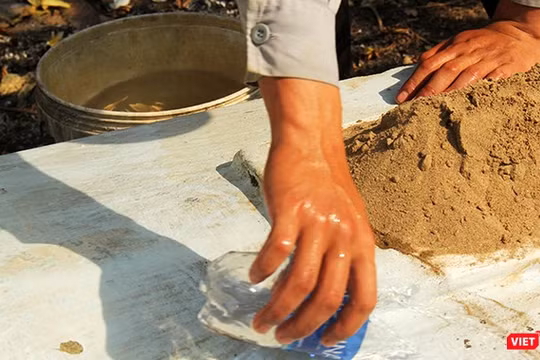 Một nghề đặc biệt đã tồn tại hàng chục năm nay ở TP.HCM: Nghề rửa mả. Ảnh:GVT.