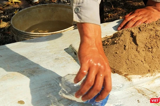 Một nghề đặc biệt đã tồn tại hàng chục năm nay ở TP.HCM: Nghề rửa mả. Ảnh:GVT.