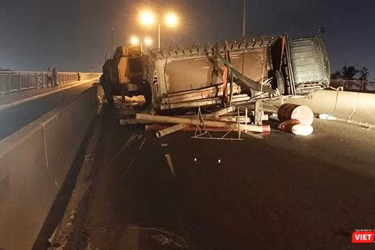Chiếc xe tải lật ngang giữa đường khi đang đổ dốc cầu Phú Mỹ thuộc địa bàn quận 2 khiến giao thông trên trục huyết mạch từ quận 7 sang quận 2 gần như tê liệt đêm qua (11/6/2019)