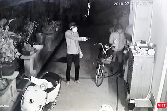 Ảnh cắt từ camera ghi lại nhóm trộm đột nhập vào nhà dân ở Củ Chi.