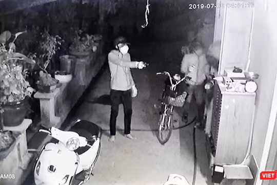 Ảnh cắt từ camera ghi lại nhóm trộm đột nhập vào nhà dân ở Củ Chi.