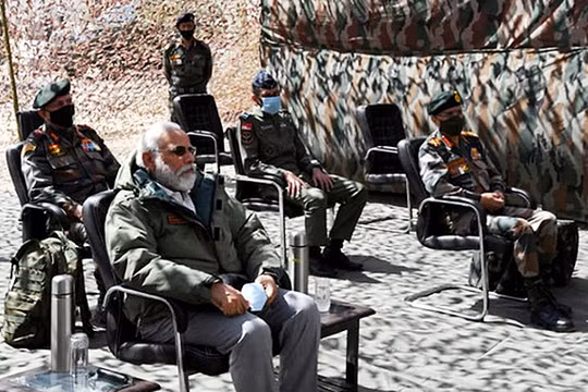 Thủ tướng Ấn Độ Modi thị sát Ladakh, điểm nóng xung đột với Trung Quốc (Ảnh: Reuters)