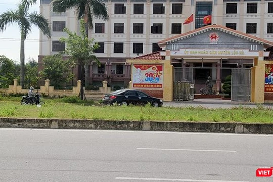 Đây chỉ là một trong số hàng chục chiếc ô tô đi theo luật giao thông không giống ai ở huyện Lộc Hà chiều ngày 17/6/2019.