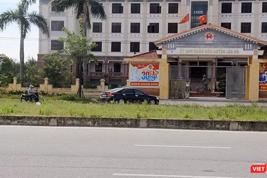 Đây chỉ là một trong số hàng chục chiếc ô tô đi theo luật giao thông không giống ai ở huyện Lộc Hà chiều ngày 17/6/2019.