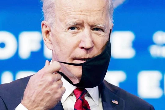 Vào ngày đầu tiên nhậm chức, ông đã hứa sẽ triển khai tiêm được 100 triệu liều vắc-xin trong 100 ngày. Ảnh: Reuters