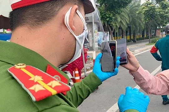 Nhiều người dân đã rút kinh nghiệm nên chủ động quét QR, đăng ký di biến động rồi sao lưu vào điện thoại trước khi rời nhà, tới chốt chặn thì đưa máy ra để lực lượng chức năng quét kiểm tra.