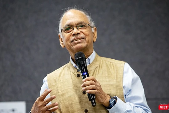 Giáo sư Nayan Chanda tại TP.HCM, tháng 10/2019, trong một buổi trò chuyện về vai trò của Trung Quốc đối với chế độ Khmer Đỏ và tham vọng hiện nay của Bắc Kinh đối với Biển Đông. Ảnh: Nguyễn Luân.