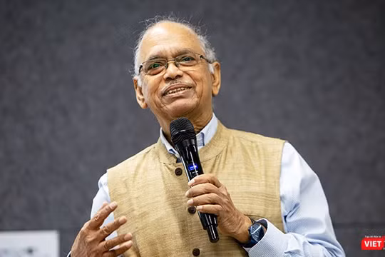 Giáo sư Nayan Chanda tại TP.HCM, tháng 10/2019, trong một buổi trò chuyện về vai trò của Trung Quốc đối với chế độ Khmer Đỏ và tham vọng hiện nay của Bắc Kinh đối với Biển Đông. Ảnh: Nguyễn Luân.