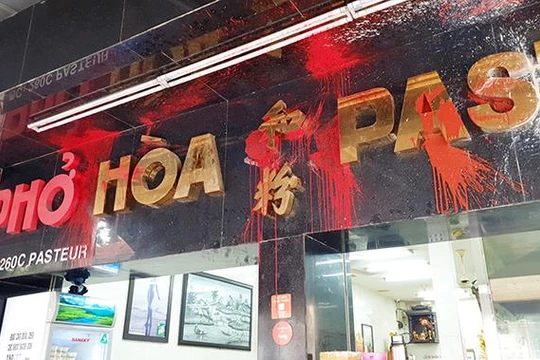 Quán phở Hòa nằm ở đường Pasteur, quận 3, TP.HCM. 