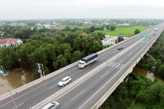 Cao tốc TP.HCM - Trung Lương có chiều dài toàn tuyến là 61,9 km, vận tốc thiết kế 120 km/h, tổng kinh phí đầu tư gần 10.000 tỷ đồng. Ảnh: Zing