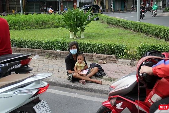 Những tấm vé số cuối cùng được bán ở vỉa hè trước khi TP.HCM giãn cách xã hội hồi tháng 6/2021