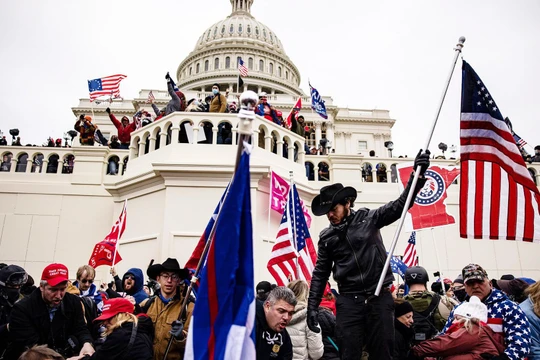 Đám đông người biểu tình ủng hộ Trump tràn vào Điện Capitol hôm 6/1. (Ảnh: AP)