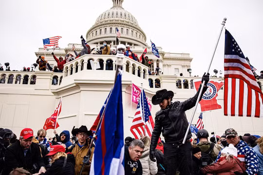 Đám đông người biểu tình ủng hộ Trump tràn vào Điện Capitol hôm 6/1. (Ảnh: AP)