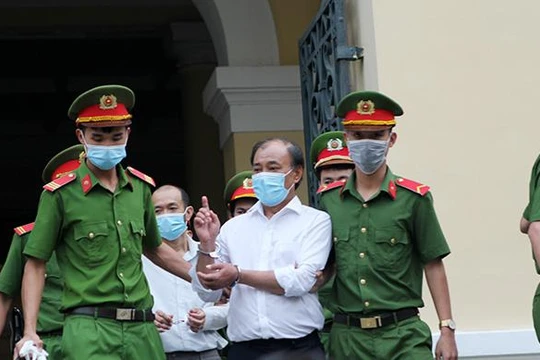 Bị cáo Lê Tấn Hùng được dẫn giải về trại giam sau phiên sơ thẩm chiều 18/12/2021. Ảnh: GVT.