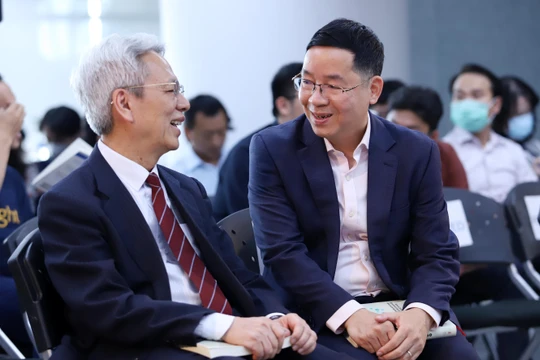 Tiến sĩ Nguyễn Sĩ Dũng (nguyên Phó chủ nhiệm Văn phòng Quốc hội), và Tiến sĩ Vũ Thành Tự Anh (Giám đốc Trường Chính sách Công và Quản lý Fulbright), thành viên Tổ tư vấn kinh tế của Thủ tướng tại toạ đàm. Ảnh: Nguyễn Luân.