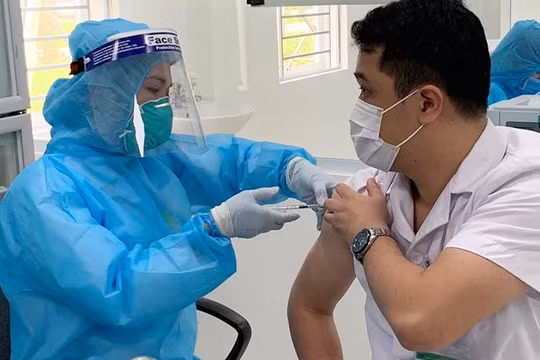Việt Nam đang huy động tất cả nguồn lực với hy vọng đủ vaccine tiêm cho đại đa số người dân. Ảnh: báo Nhân dân.