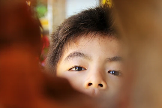 Những đứa trẻ của Thủ Thiêm hôm nay vẫn tự hỏi tới bao giờ chúng hết cảnh phải sống đời tạm cư ngay trên chính mảnh đất quê hương mình?. Ảnh: GVT.