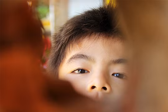 Những đứa trẻ của Thủ Thiêm hôm nay vẫn tự hỏi tới bao giờ chúng hết cảnh phải sống đời tạm cư ngay trên chính mảnh đất quê hương mình?. Ảnh: GVT.