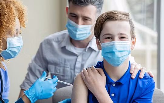 Các nước đang ra sức đẩy mạnh chiến dịch tiêm chủng để có thể kiểm soát đại dịch Covid-19. Ảnh: Reuters