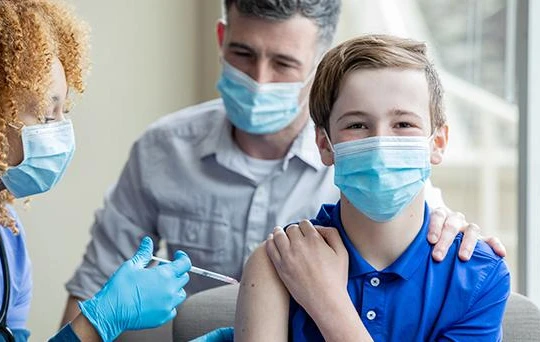 Các nước đang ra sức đẩy mạnh chiến dịch tiêm chủng để có thể kiểm soát đại dịch Covid-19. Ảnh: Reuters