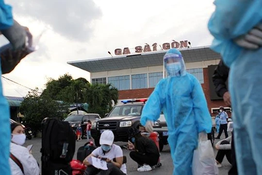 Đêm 24/7/2021, tỉnh Hà Tĩnh tổ chức chuyến tàu đầu tiên đón 788 công dân từ TP.HCM trở về quê nhà, góp phần giảm tải cùng TP.HCM chống dịch. Ảnh: GVT. 