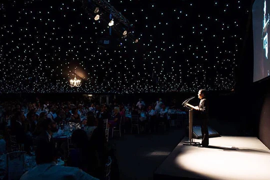 Nguyễn Chí Hiếu phát biểu tại lễ tốt nghiệp MBA của Đại học Oxford.