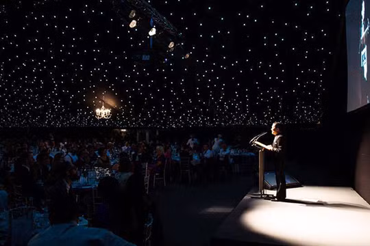 Nguyễn Chí Hiếu phát biểu tại lễ tốt nghiệp MBA của Đại học Oxford.