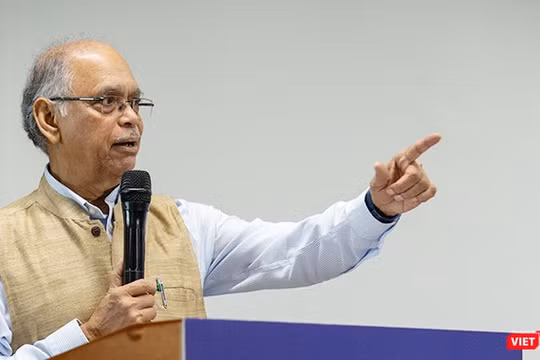 Nhà báo Nayan Chanda hiện là Giáo sư Đại học Ashoka (Ấn Độ). Ảnh: Luân Nguyễn.