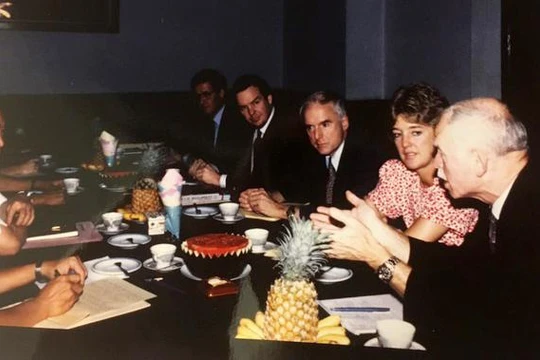 Phó Chủ tịch Hội đồng Bộ trưởng Nguyễn Cơ Thạch tiếp GS Thomas Vallely và đoàn học giả Harvard trong chuyến thăm năm 1989. Ảnh: NVCC