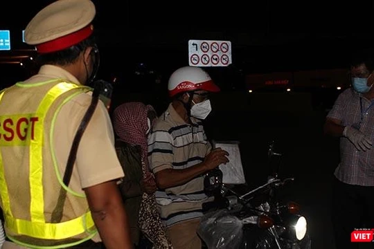 Một người dân được lực lượng liên ngành nhắc nhở, giải thích lúc 18h45' ngày 26/7 tại chống kiểm soát liên ngành trên đường Đỗ Xuân Hợp, TP Thủ Đức (TP.HCM). Ảnh:GVT.