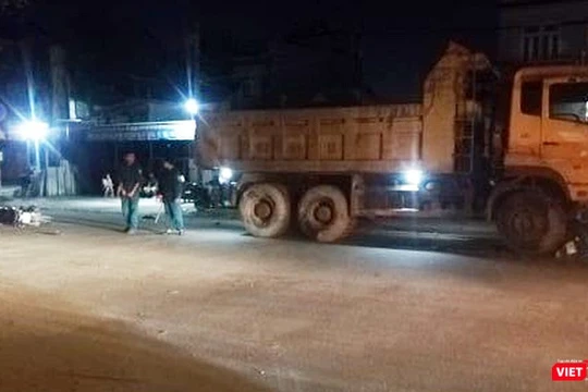 Hiện trường vụ tai nạn thương tâm khiến chị Hoa tử vong.