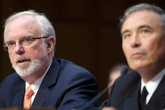 Ông David Shear, cựu Trợ lý Bộ trưởng Quốc phòng, nguyên Đại sứ Hoa Kỳ tại Việt Nam (bên trái). Ảnh: AP.