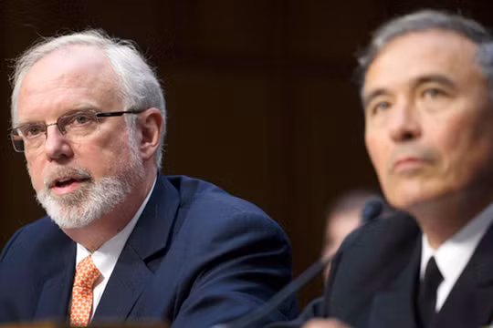 Ông David Shear, cựu Trợ lý Bộ trưởng Quốc phòng, nguyên Đại sứ Hoa Kỳ tại Việt Nam (bên trái). Ảnh: AP.