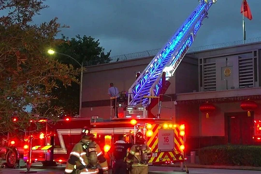 Hỏa hoạn xảy ra tại tòa lãnh sự quán Trung Quốc tại Houston, ngay sau khi có lệnh đóng cửa của ông Trump. Vụ hỏa hoạn được cho là do Trung Quốc đốt tài liệu. Ảnh: Twitter.