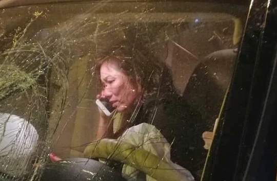 Bà Nguyễn Thị Nga ngồi trong xe ngay sau khi tai nạn vừa xảy ra.