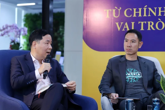 Tiến sĩ Vũ Thành Tự Anh và Tiến sĩ Vũ Duy Thức đang trao đổi tại buổi toạ đàm về chủ đề Nhà nước khởi tạo. Ảnh: Nguyễn Luân.