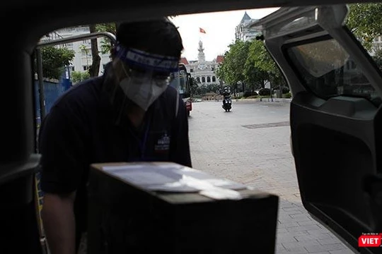 Bùi Văn Nghĩa tự nguyện làm một "shipper bất đắc dĩ" nhiều tháng nay khi Sài Gòn lâm trọng bệnh vì dịch COVID-19. Ảnh: GVT. 