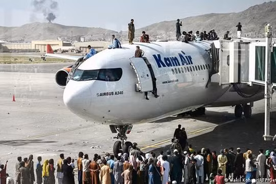 Cảnh hỗn loạn tại sân bay khi Kabul thất thủ (Ảnh: DW)