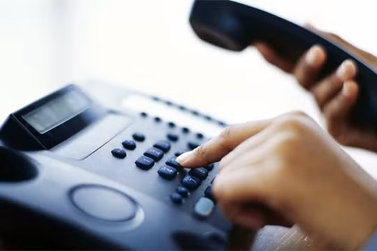 Lừa đảo qua điện thoại là hình thức không mới nhưng có nhiều người sập bẫy với số lượng tiền lớn.