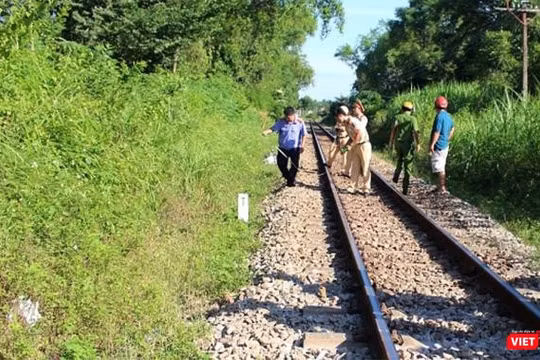 Công an huyện Vạn Ninh đang tiến hành khám nghiệm hiện trường và truy bắt đối tượng.