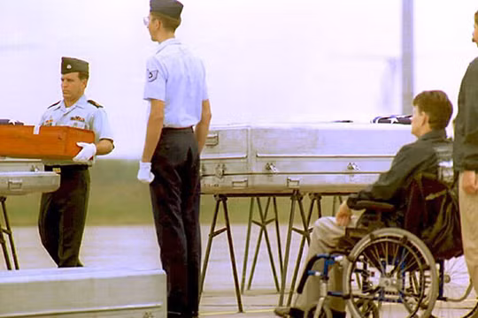 Một buổi lễ hồi hương hài cốt lính Mỹ tháng 2/1995 tại sân bay Nội Bài (Ảnh: Hoàng Đình Nam/ AFP)