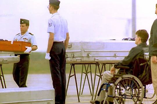 Một buổi lễ hồi hương hài cốt lính Mỹ tháng 2/1995 tại sân bay Nội Bài (Ảnh: Hoàng Đình Nam/ AFP)