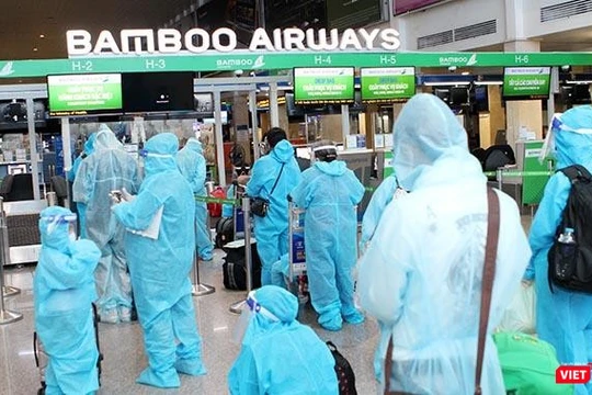 Chi phí 5 chuyến bay đón công dân từ TP. Hồ Chí Minh và các tỉnh phía Nam có nguyện vọng trở về Hà Tĩnh được trích từ Quỹ Phòng, chống dịch COVID-19 tỉnh. Tập đoàn FLC thông qua Hãng Hàng không Bamboo Airway hỗ trợ giảm 50% chi phí (tương ứng số tiền 1,3 tỷ đồng). Ảnh: GVT.