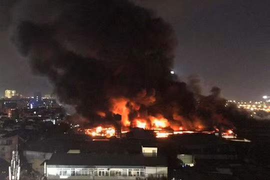 Khu nhà xưởng bị cháy nằm trong khu dân cư đông đúc. 