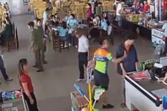 Hình ảnh Thượng úy Nguyễn Xô Việt tát nhân viên quầy thu ngân (ảnh cắt từ clip)
