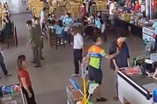 Hình ảnh Thượng úy Nguyễn Xô Việt tát nhân viên quầy thu ngân (ảnh cắt từ clip)