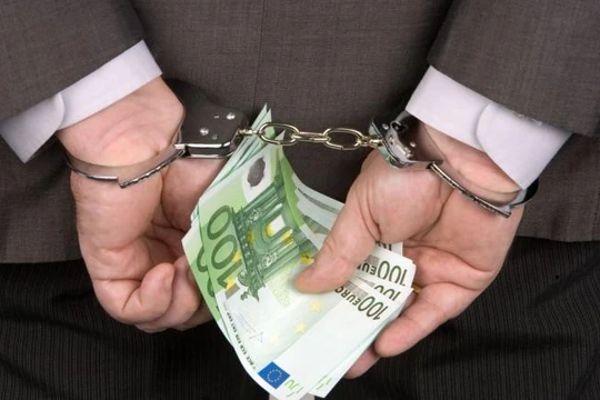 Trong xã hội văn minh "đi cửa sau", "chạy cửa sau" là hành vi bất minh đáng bị lên án và loại bỏ ra khỏi đời sống xã hội.