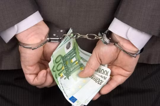 Trong xã hội văn minh "đi cửa sau", "chạy cửa sau" là hành vi bất minh đáng bị lên án và loại bỏ ra khỏi đời sống xã hội.