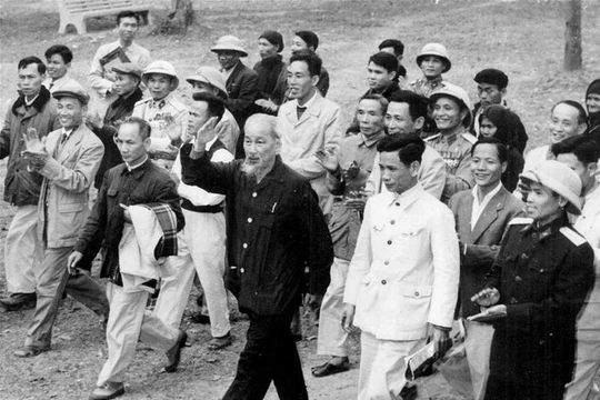 Sinh thời Chủ tịch Hồ Chí Minh đã có nhiều lời nói, bài viết về công tác cán bộ hết sức sâu sắc.